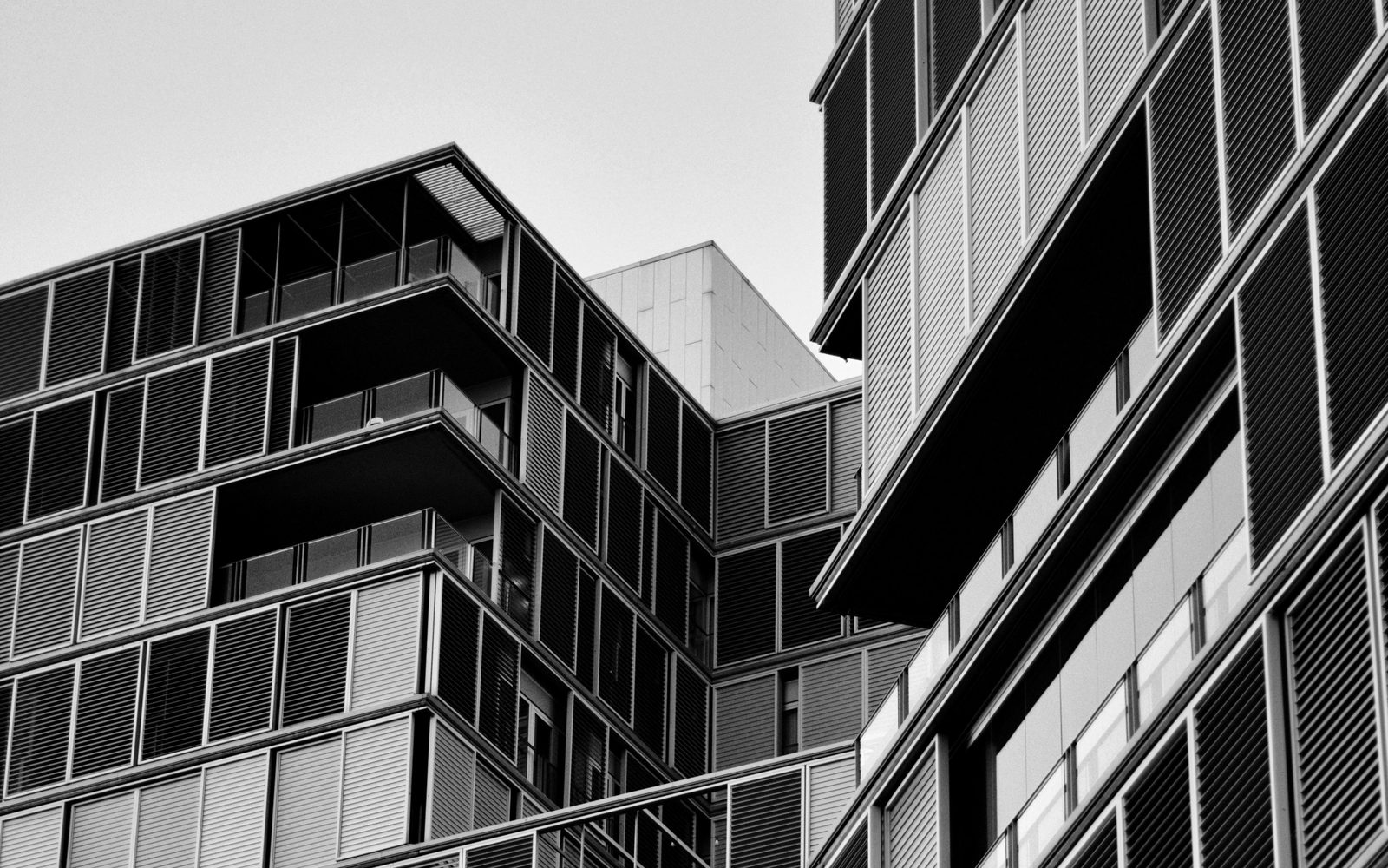 Fachada de edificio residencial con ventanas