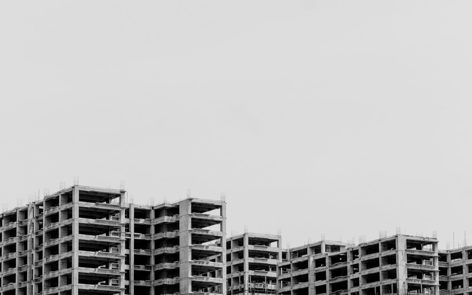 Esqueletos de edificios en construccion